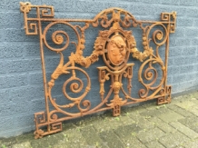 Hekwerk voor b.v. balkon, gietijzer met medaillon