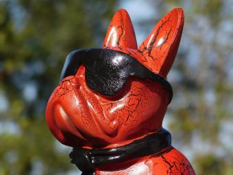 Französische Bulldogge mit Sonnenbrille und Krawatte – Rot/Schwarz – Polystone – 35 cm