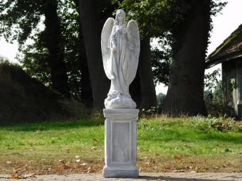 Große Engelsfigur mit Rosen auf Sockel – 117 cm – Stein