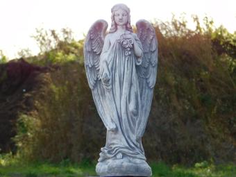 Statue „Engel mit Blumen“ – 58 cm – Gartenstatue aus Stein