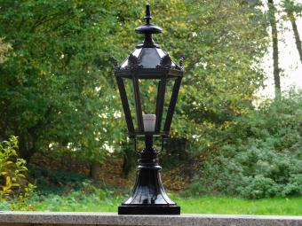 Klassische Außenleuchte – 70 cm – Schwarz – Schirm mit Kronen auf quadratischem Sockel – Aluminium