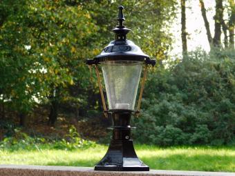 Klassische Außenleuchte Schwarz – 51 cm – Aluminium – Eleganter Lampenfuß mit Messingakzenten am Schirm