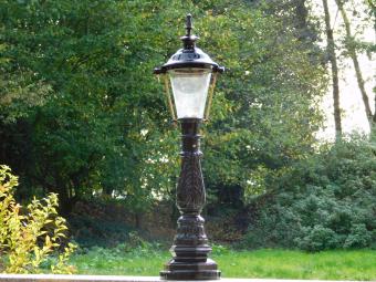 Klassieke Buitenlamp - 82 cm - Zwart - Sierlijke Sokkelpaal met Messing Accent - Alu