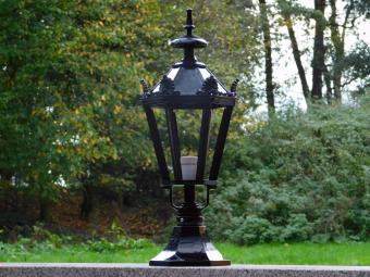 Klassische Außenleuchte Schwarz – 63 cm – Schirm mit Kronen auf sechseckigem Sockel – Aluminium