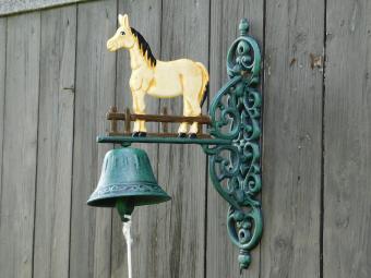 Türklingel mit Pferd, blond – Gusseisen – Vintage-Wandklingel