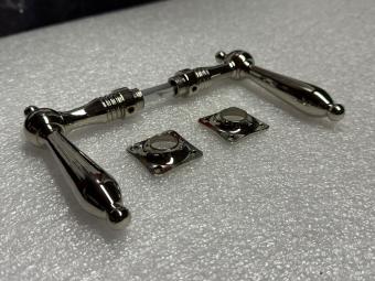 Türbeschlagset – Nickel-Chrom – glänzende Türgriffe und Rosetten