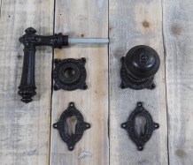 Set deurbeslag - knop en klink met rozetten - PZ - antiek ijzer