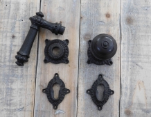 Set deurbeslag - knop en klink met rozetten - PZ - antiek ijzer