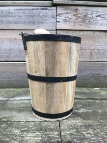 Een decoratieve houten emmer, S