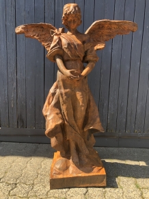 Groot beeld van een engel, met mooie lichaamstaal, gietijzeren en exclusieve engel