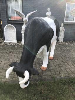 Mooie sculptuur van een grote koe, prachtig in kleur gezet, echte eye-catcher!!
