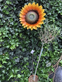 Een kunstwerkje, deze grote zonnebloem volledig uit metaal.