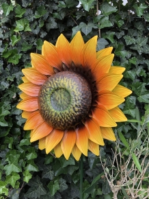 Een kunstwerkje, deze grote zonnebloem volledig uit metaal.