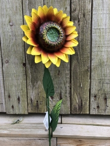 Een kunstwerkje, deze zonnebloem volledig uit metaal.