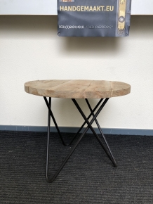 Tafeltje met hardhouten blad op smeedijzeren V poot, prachtig!
