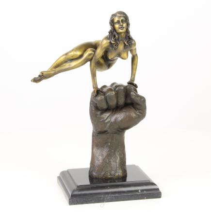 Bronzestatue, weibliche Schönheit auf einer Faust