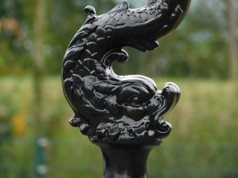Laternenpfahl „Mystischer Fisch“ mit sechseckiger Kappe – 110 cm – Schwarz – Aluminium