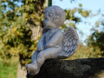 Kleiner sitzender Engel – Steinfigur