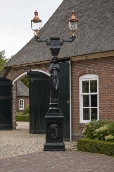 Einzigartige Laterne Gusseisen mit Frau – 320 cm hoch – schwarz