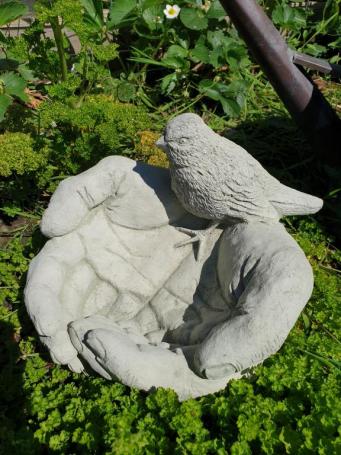 Wunderschöner Vogelfutterspender.