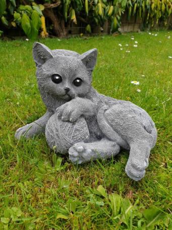 Poes carlotte  , tuinbeeld , beton