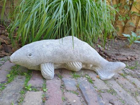 Koi-Karpfen, Gartenstatue