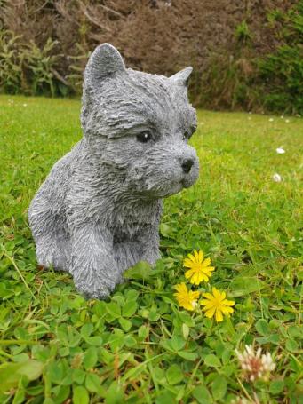 schatig tuinbeeldje van een puppy hondje