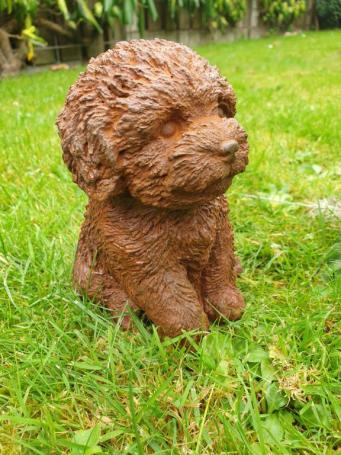 Tuinbeeld van een puppy hond