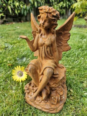 Gartenstatue eines Engels aus Gusseisen