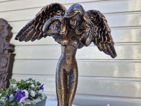 Stehender Engel aus Gusseisen