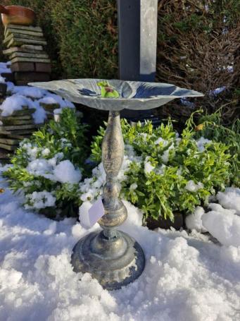 Vogelfutterhaus in Blütenform.