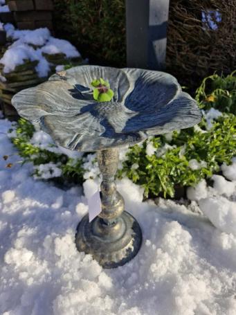 Vogelfutterhaus in Blütenform.