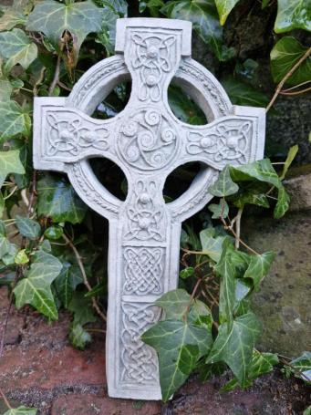 Grabschmuck, keltisches Kreuz, Opfergabe