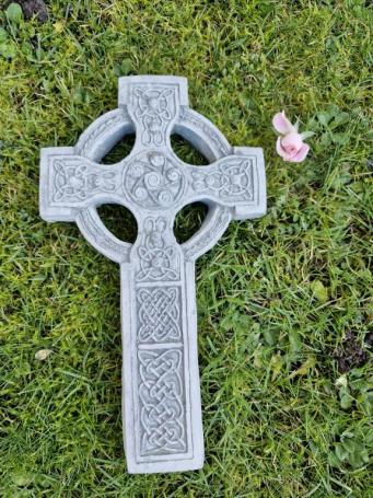 Grabschmuck, keltisches Kreuz, Opfergabe