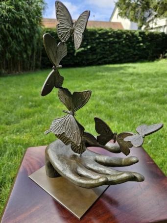 Wunderschöne Bronzeskulptur: „Hand mit Schmetterlingen“ – Symbol für Freiheit und Loslassen