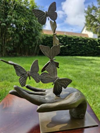 Wunderschöne Bronzeskulptur: „Hand mit Schmetterlingen“ – Symbol für Freiheit und Loslassen