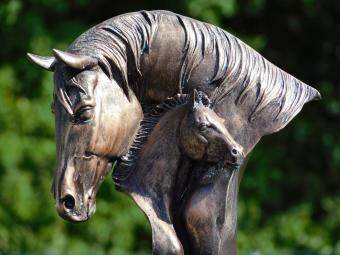 Pferdestatue aus Polystone – bronzefarben