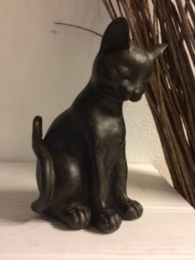 Sitzende Katze, Skulptur aus Polystein