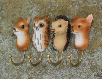 Set van 4 Wandhaken met Bosdierkoppen – Polyresin & Messing