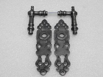 Türbeschlagset – Türgriffe „Victoria“ + Türplatten „Royale PZ 92“ – Gusseisen, verzinkt