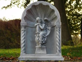 Klassische Kapelle mit sitzendem Engel – 65 cm – Grau/Weiß – Stein