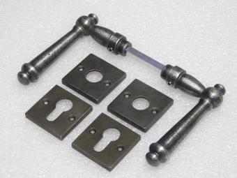 Set Klinken Windsor + Klink- en- Slotrozetten Vierkant - Gietijzer Verzinkt