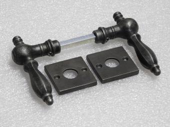 Set: Kensington-Türgriffe + quadratische Türgriffrosetten – verzinktes Gusseisen