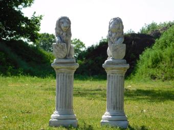 Löwenfigur mit Schild auf Sockel – 94 cm – Stein