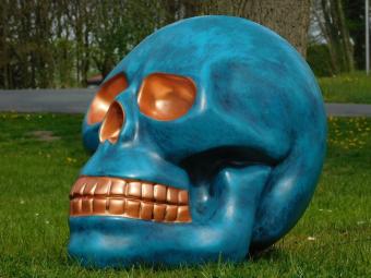 Skull XL – 60 x 65 cm – Blau mit Bronze – Polystone