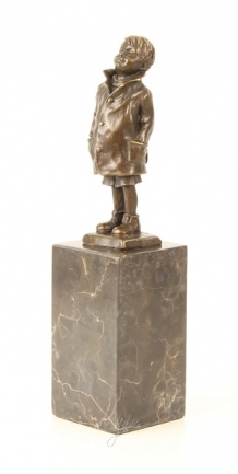 Eine Bronzestatue/Skulptur eines kleinen Jungen