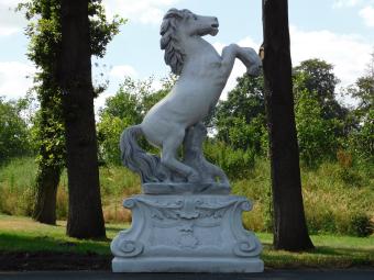 Steigendes Pferd auf Podest XL - 180 cm - Stein