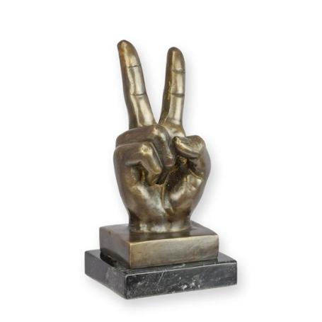 Bronzeskulptur einer Hand, die das Friedenszeichen macht