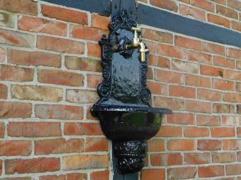 Wandbrunnen – Schwarz – Aluminium mit Messingarmatur