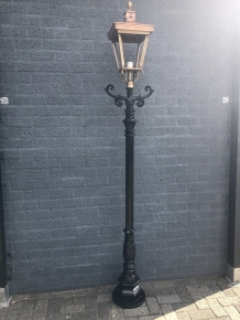 Außenleuchte, Laterne mit Keramikfassung und Glas, Mast aus Aluminiumguss, schwarz, mit quadratischem Kupferschirm, Höhe 240 cm